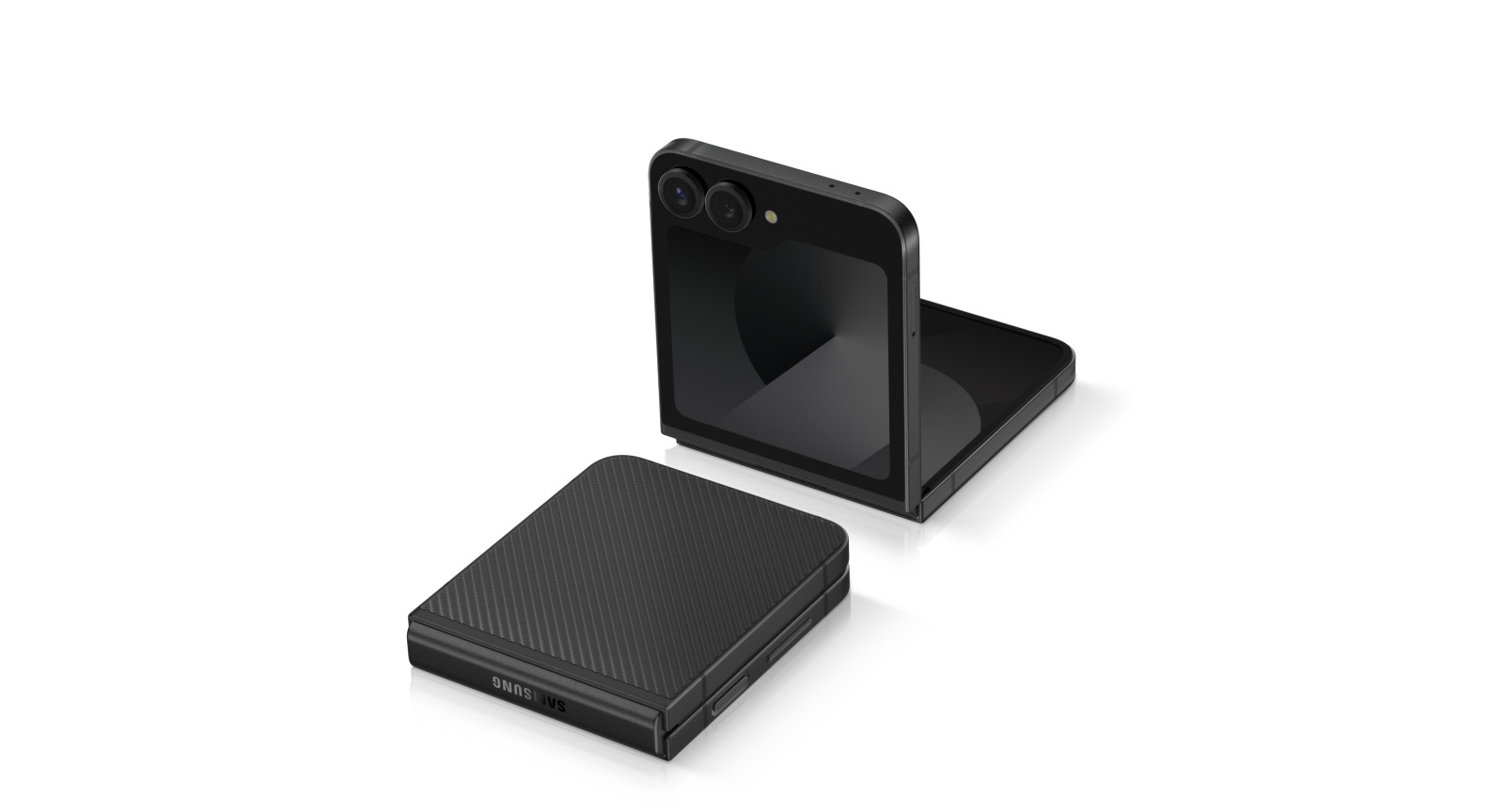 Два смартфона Galaxy Z Flip6 в черном цвете верхними торцами друг к другу. Один закрыт и лежит задней панелью вверх. Второй раскрыт в режиме Flex.